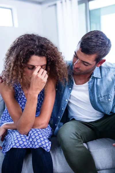 Jong koppel elkaar zitten en te bespreken na een gevecht — Stockfoto