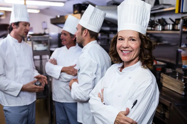 Chef sorridente in cucina commerciale — Foto Stock