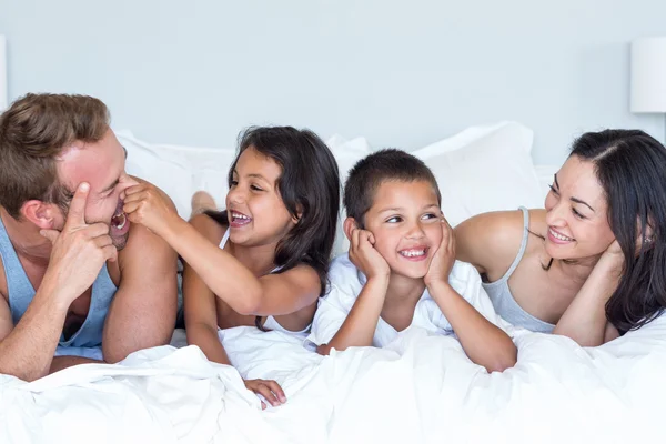 Família feliz em seu quarto — Fotografia de Stock