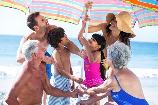 Söta multi generation familjemiljö upp deras paraply — Stockfoto