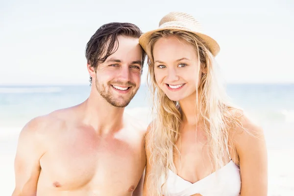 Retrato de jovem casal juntos na praia — Fotografia de Stock