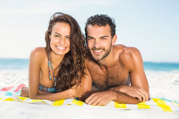 Para, leżącego na ręcznik na plaży — Zdjęcie stockowe
