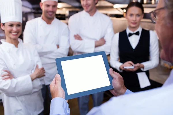 Responsable restaurant briefing au personnel de cuisine — Photo