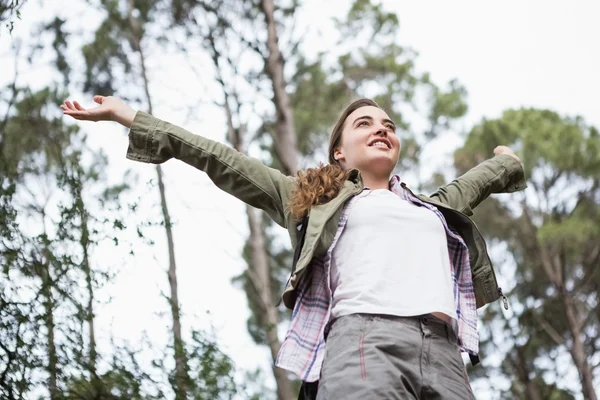 Donna sorridente con le braccia alzate — Foto Stock