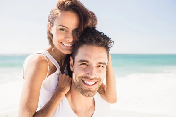 Boyfriend giving piggy back to girlfriend — Stock Photo, Image