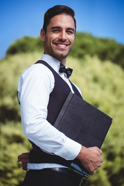 Stilig servitör anläggning menyer — Stockfoto