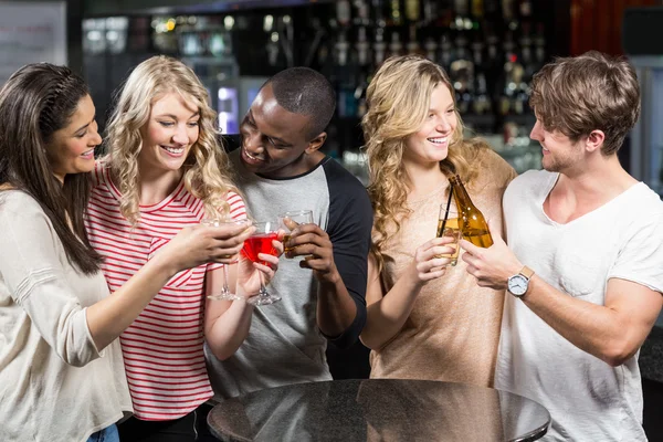 Amigos felizes brindando com cerveja e coquetéis — Fotografia de Stock