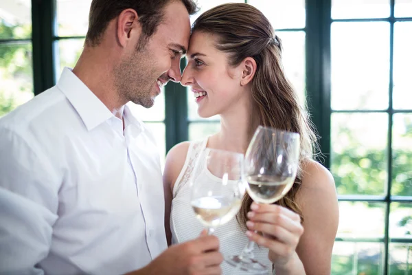 Paar roosteren wijn glazen in restaurant — Stockfoto