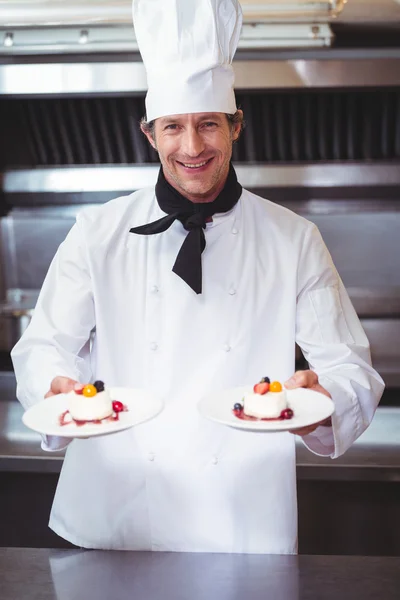 Chef-kok zijn schotel houden — Stockfoto