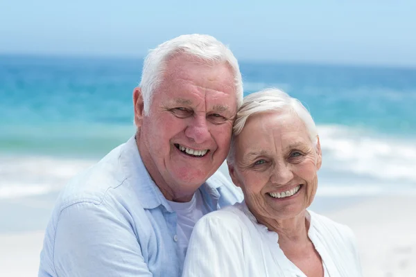 Senior paar omarmen op het strand — Stockfoto