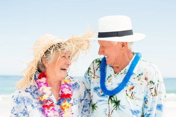 Senior paar staande op het strand — Stockfoto