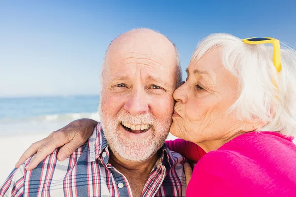 Donna anziana baciare marito — Foto Stock