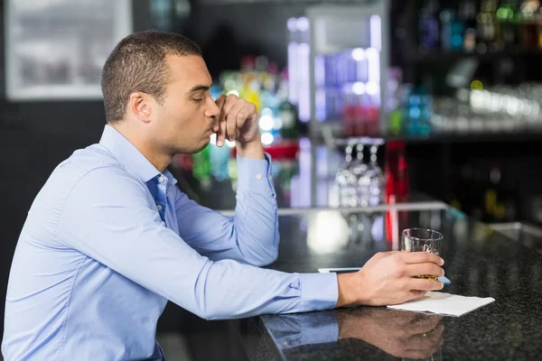 Hombre de negocios preocupado bebiendo whisky —  Fotos de Stock