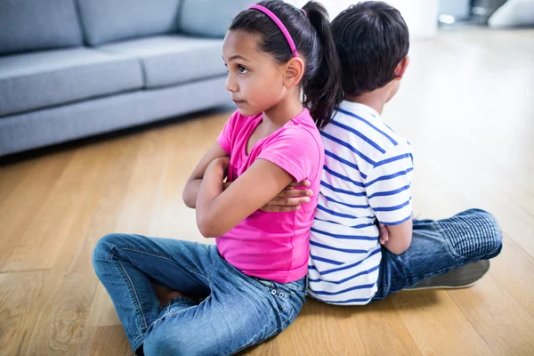 Hermanos molestos ignorándose unos a otros — Foto de Stock