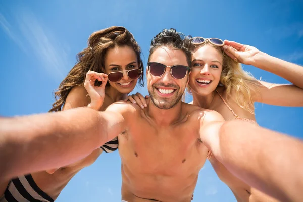 Amici felici scattare selfie sulla spiaggia — Foto Stock