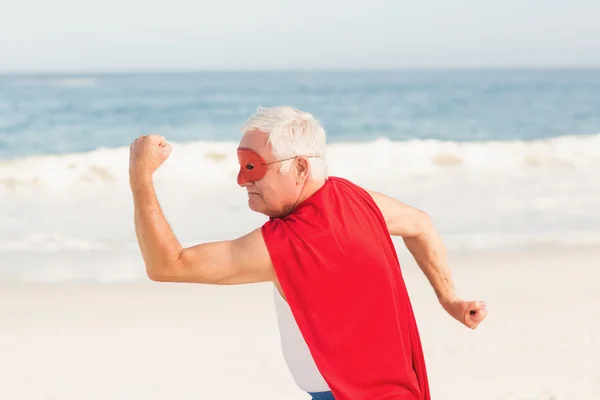 Senior man voorwenden om een superheld — Stockfoto