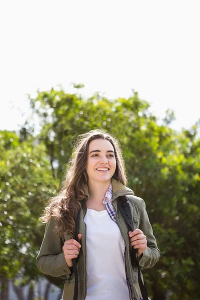 Lachende vrouw met rugzak — Stockfoto