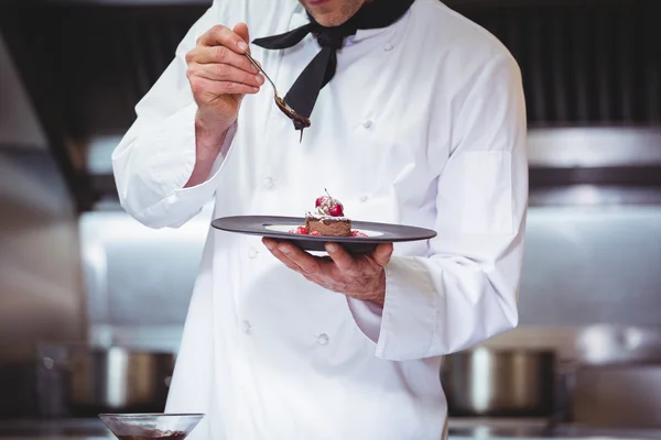 Chef-kok chocoladesaus zetten een dessert — Stockfoto