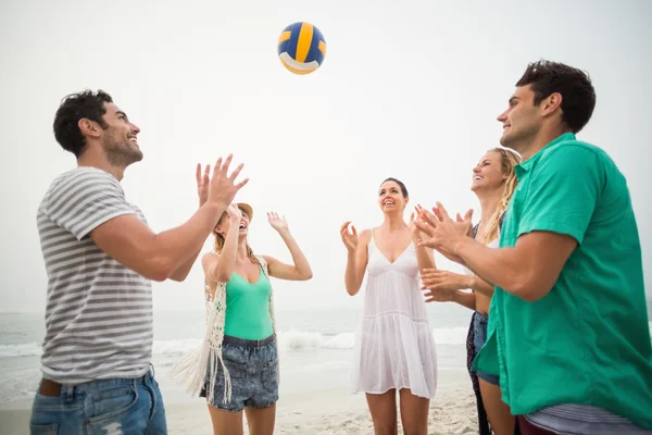 Grupo de amigos brincando com uma bola de praia — Fotografia de Stock