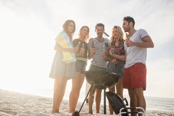 Happy vänner att ha roligt runt grill — Stockfoto