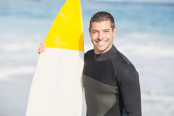 快乐的人在海滩上抱着冲浪板的肖像 — 图库照片