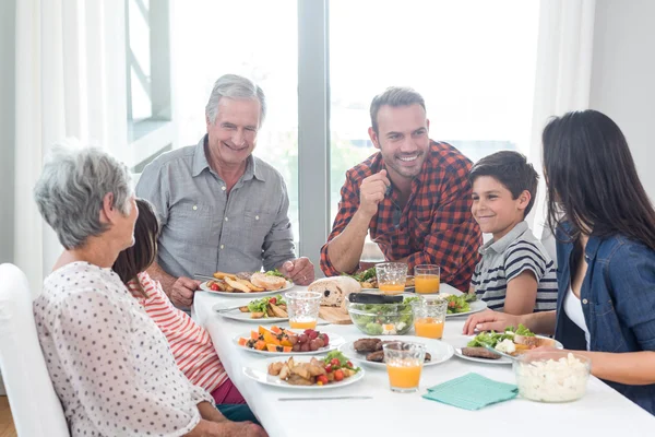 Šťastná rodina snídat — Stock fotografie