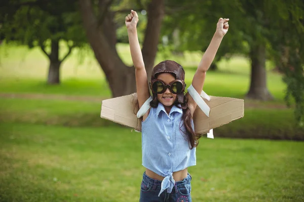 Молодая девушка делает вид, что летает — стоковое фото