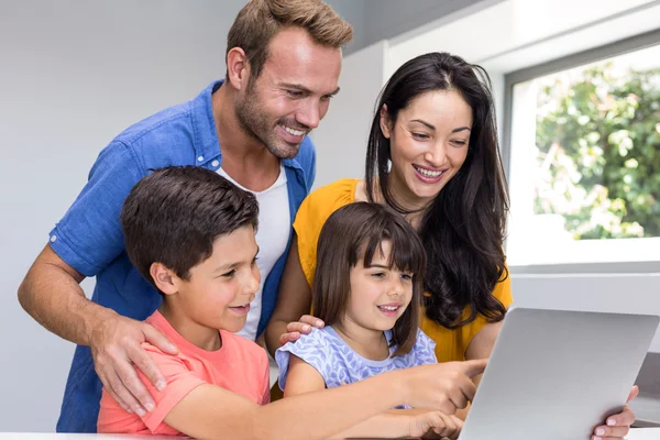 Família feliz interagindo usando laptop — Fotografia de Stock