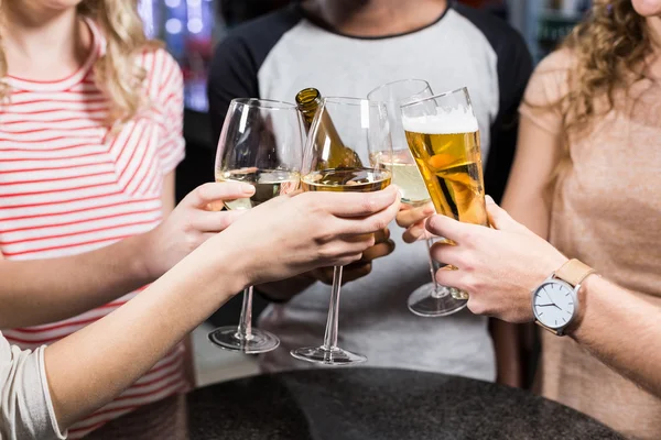 Grupo de amigos brindando con cerveza y vino — Foto de Stock