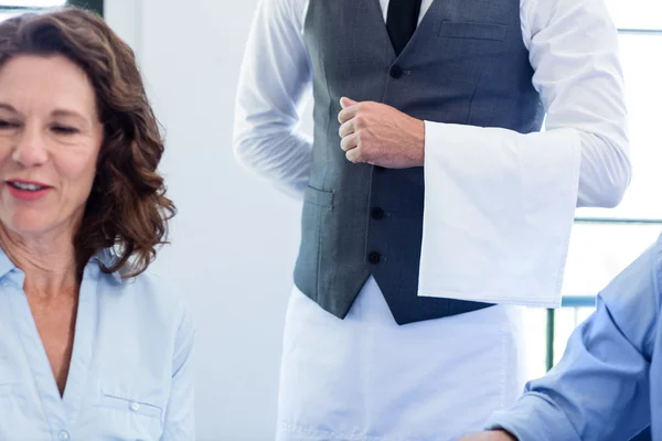 Ober permanent volgende aan tafel in restaurant — Stockfoto