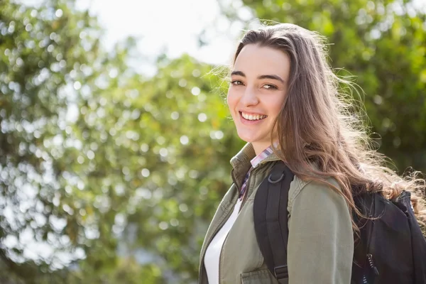 Mujer sonriente con mochila —  Fotos de Stock