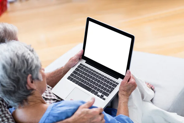 Coppia anziana utilizzando un tablet digitale sul divano — Foto Stock
