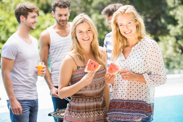 Junge Frauen lächeln und haben eine Scheibe Wassermelone — Stockfoto