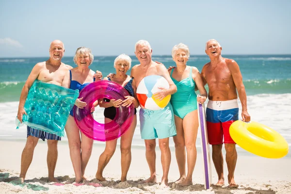 Seniorer står i rad på stranden — Stockfoto