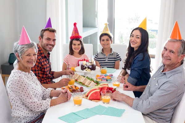 Familia feliz celebrando un cumpleaños — Foto de Stock