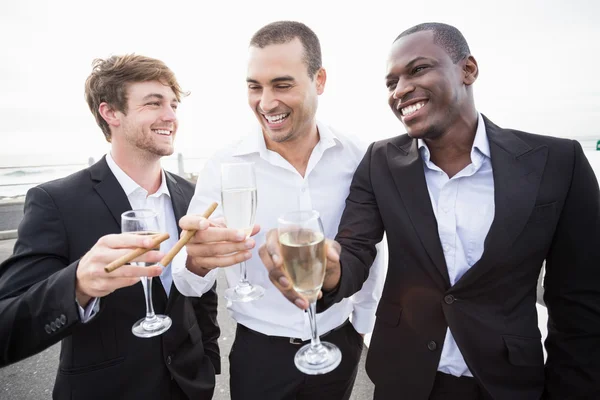 Homens bem vestidos bebendo champanhe — Fotografia de Stock