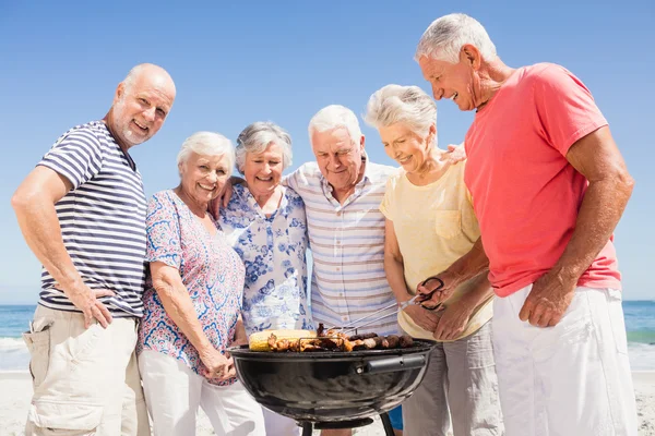 Amici anziani che fanno un barbecue — Foto Stock