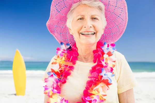 Portret van een lachende oudere vrouw — Stockfoto