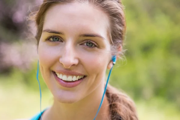 Χαμογελαστή γυναίκα που φοράει ακουστικά — Φωτογραφία Αρχείου
