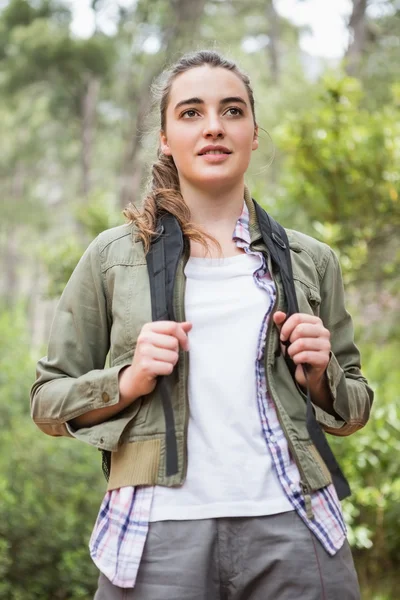 Portret van een vrouw met rugzak — Stockfoto