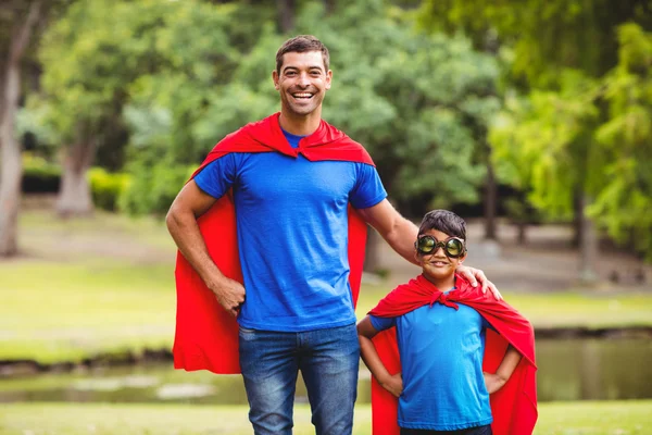 Padre e hijo disfrazados de superhéroe — Foto de Stock