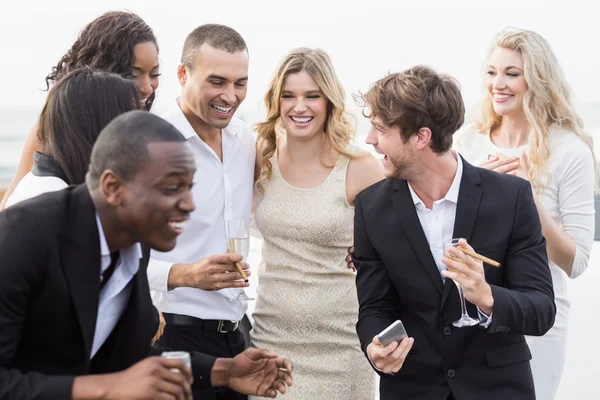 Gut gekleidete Menschen suchen Smartphone — Stockfoto