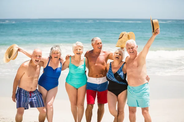 Пенсионеры, стоящие на пляже — стоковое фото