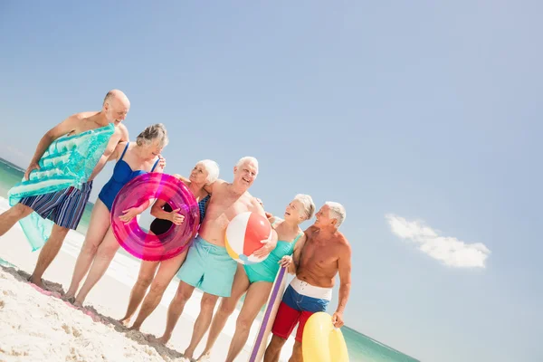 Amici anziani con accessori da spiaggia — Foto Stock