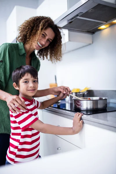 Portrait de mère et fils cuisinant dans la cuisine — Photo