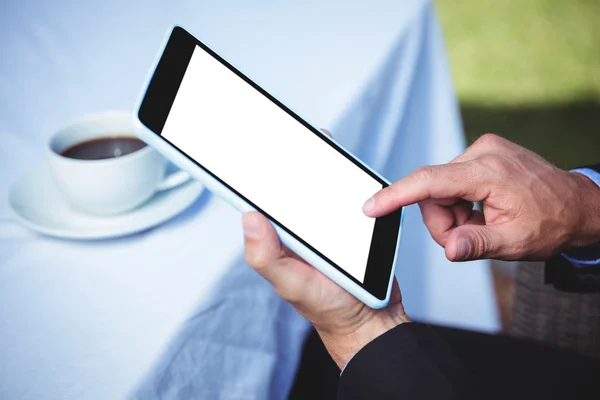 Affärsman med tablett och en kopp kaffe — Stockfoto