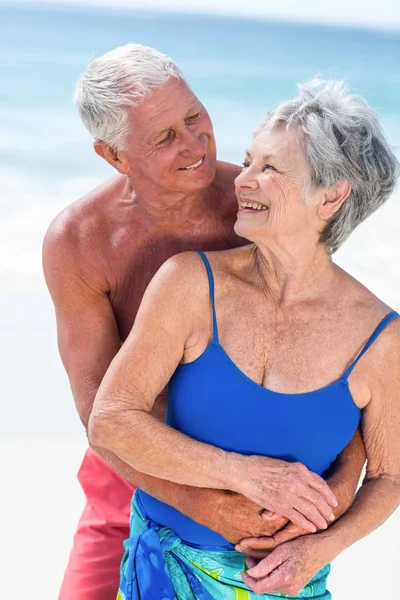 Χαριτωμένο ώριμη ζευγάρι αγκαλιάζει στην παραλία — Φωτογραφία Αρχείου