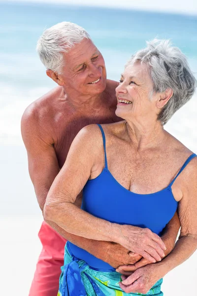 Bonito casal maduro abraçando na praia — Fotografia de Stock