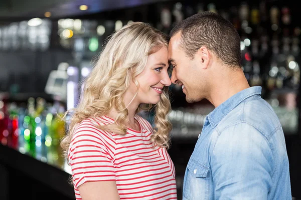 Sorrindo casal olhando um para o outro — Fotografia de Stock