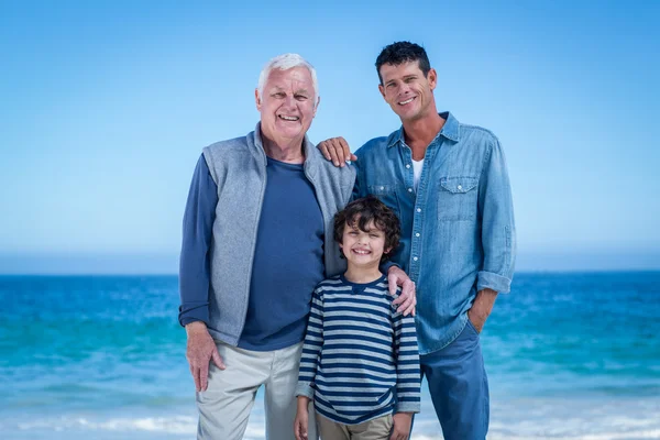 Membres masculins de la famille posant à la plage — Photo
